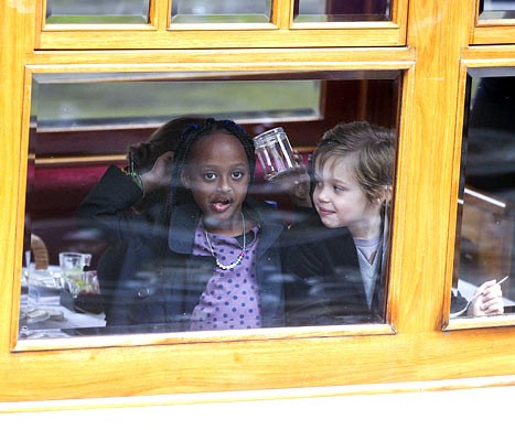 Angelina Jolie ăn trưa cùng các con trên thuyền